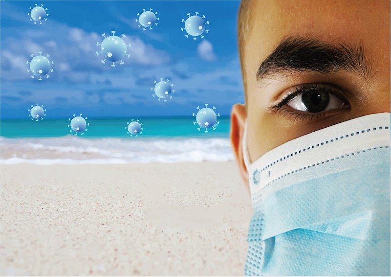 مسافری با ماسک برای مقابله با ابتلا به ویروس کرونا