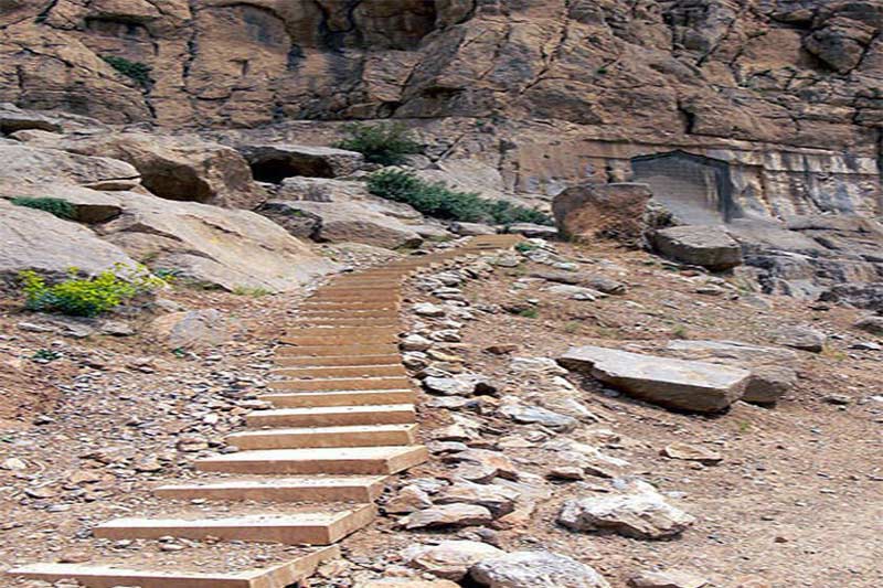 پلکان ورودی نیایشگاه مادها در کوه بیستون