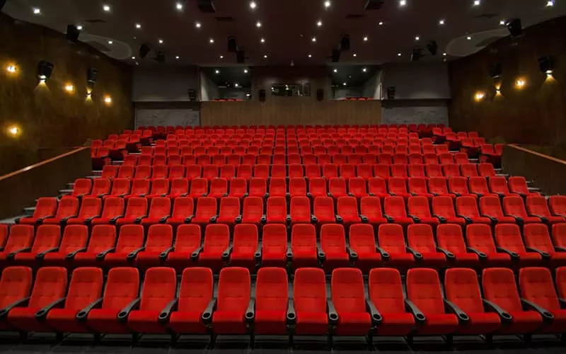 سالن بزرگ سینما با صندلی های قرمز