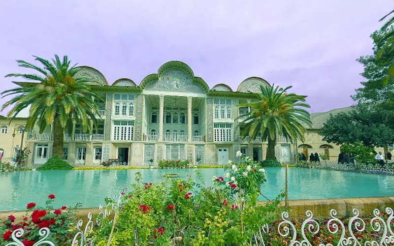 عمارت باغ ارم شیراز و استخری بزرگ در جلوی آن