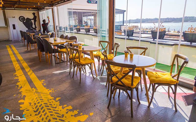 رستورانی با دکوراسیون زرد و چشم انداز دریاچه