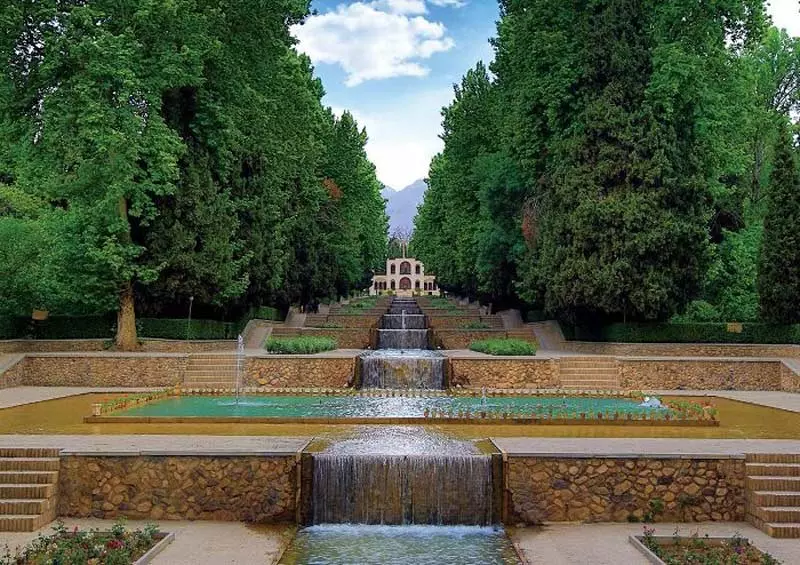 نمای داخلی باغ ایرانی با درختکاری و جوی آب