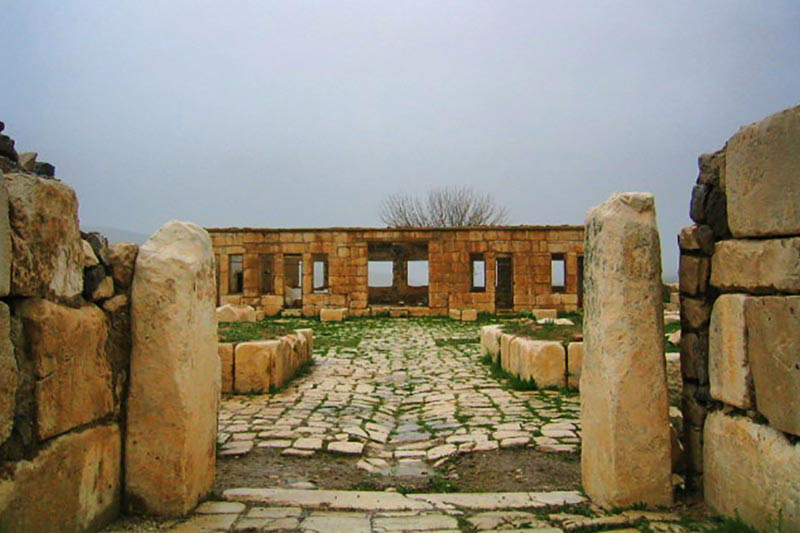 نمایی از کاخ تخریب شده در منطقه پاسارگاد