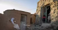 زن در حال گوله کردن کاموا در روستای ماخونیک