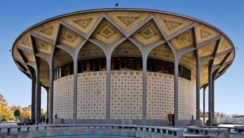 نمای بیرونی تئاتر شهر تهران در پارک دانشجو