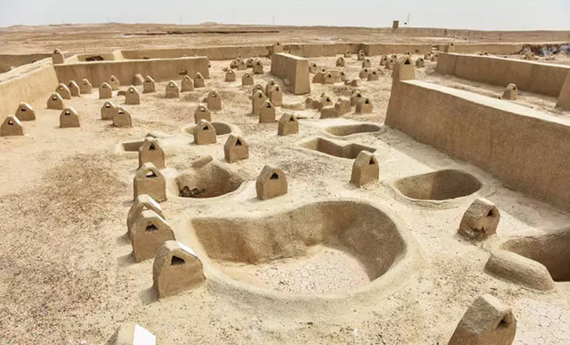 گورستان تاریخی شهر سوخته با سنگ قبرهای خشتی