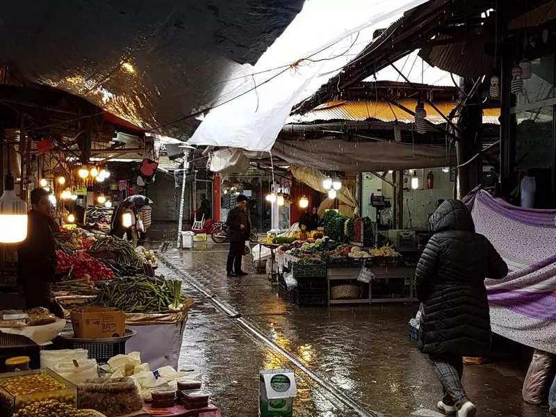 میوه، سبزی تازه، سیر ترشی در بازار سنتی لاهیجان در هوای بارانی