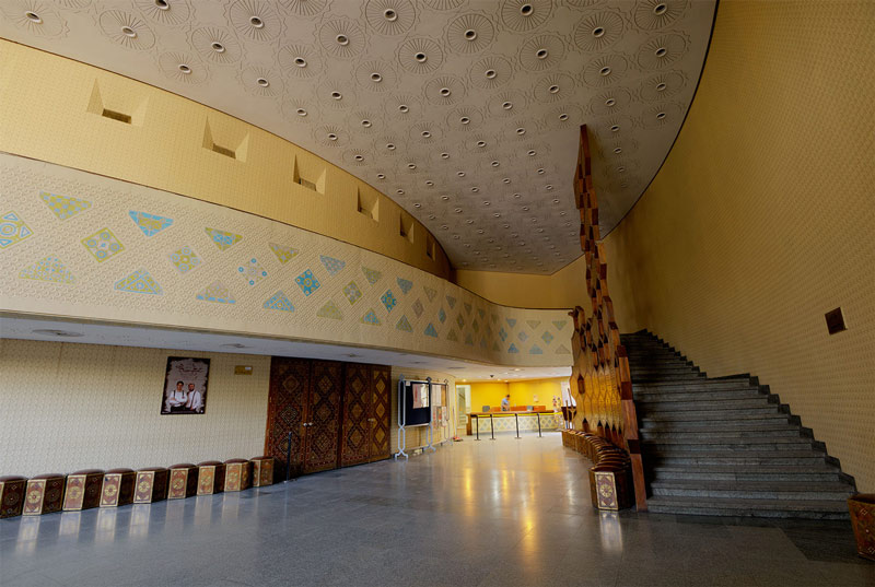 فضای داخل ساختمان تئاتر شهر با معماری مدور