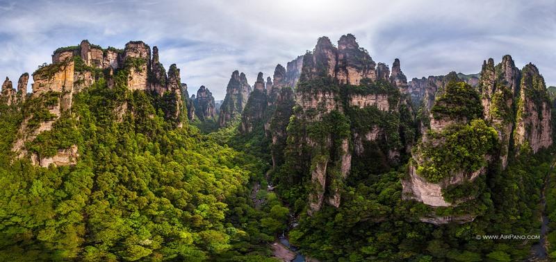 تصویری از منطقه کوهستانی پارک ملی - جنگلی ژانگ جیاجیه