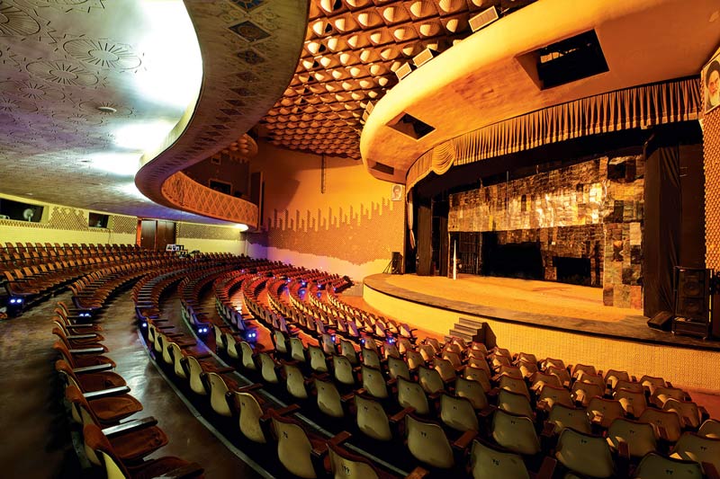 نمای داخلی سن و صندلی‌های سالن اصلی تئاتر شهر 