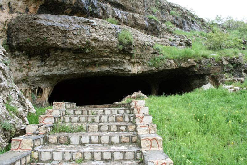 پلکان ورودی غار شکارچیان در کوه بیستون