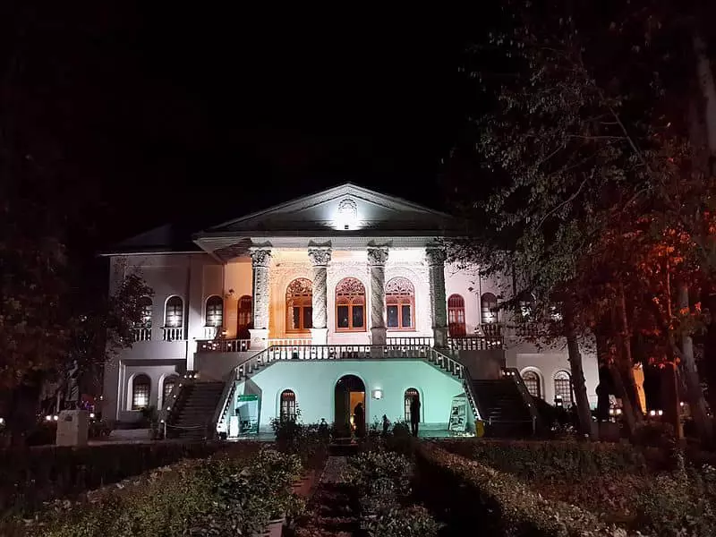 عمارت باغ موزه فردوس در شب