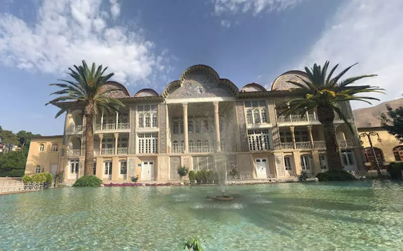 عمارت باغ ارم شیراز و استخری در جلوی آن