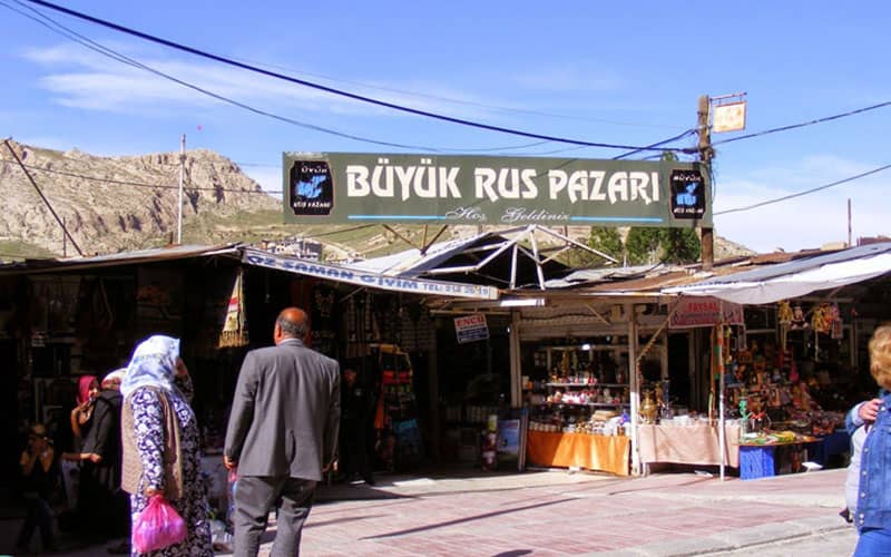 بازاری با تابلوی بازار روس ها به زبان ترکی در وان