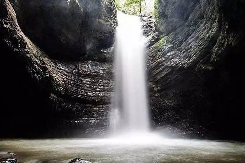 نمایی نزدیک از آبشار ویسادار در حوضچه زیر آن