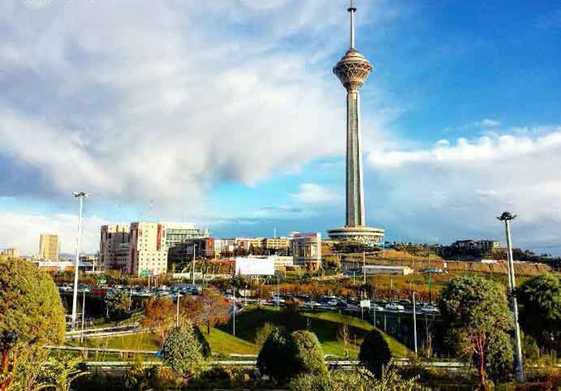 تصویر برج میلاد تهران در جوار بزرگراه‌های اطراف آن