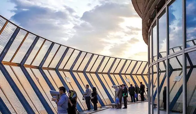 سکوی دید باز برج میلاد و بازدیدکنندگان در حال تماشا با دوربین‌ها