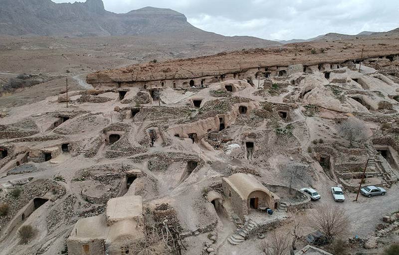 روستای صخره‌ای میمه با خانه های سنگی از نمای  بالا