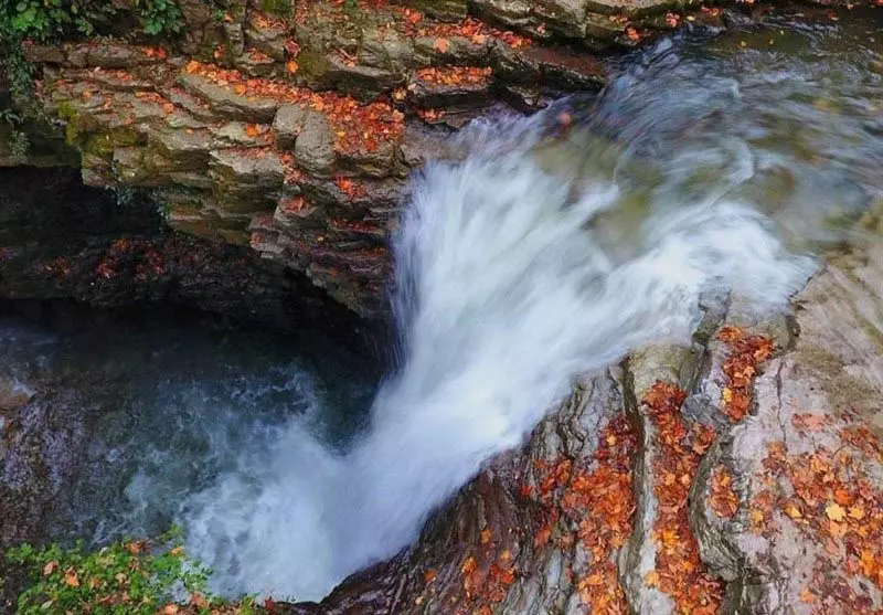 آبشار ویسادار و حوضچه پایین آن در طبیعت پاییزی