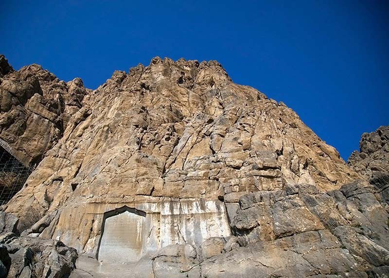 کتیبه شیخ علیخان زنگنه بر روی نقش برجسته مهرداد دوم در کوه بیستون