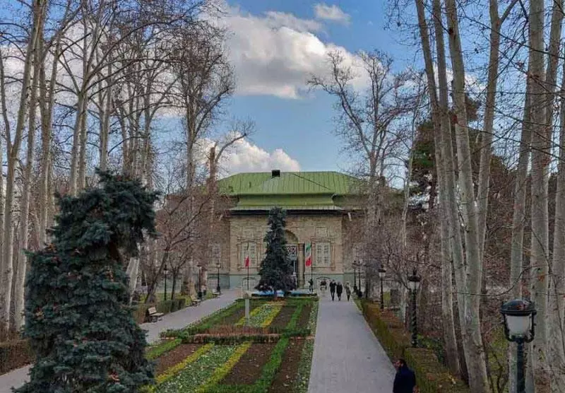 محوطه داخلی باغ و روبه‌روی کاخ سعد آباد با چمن‌کاری زیبا