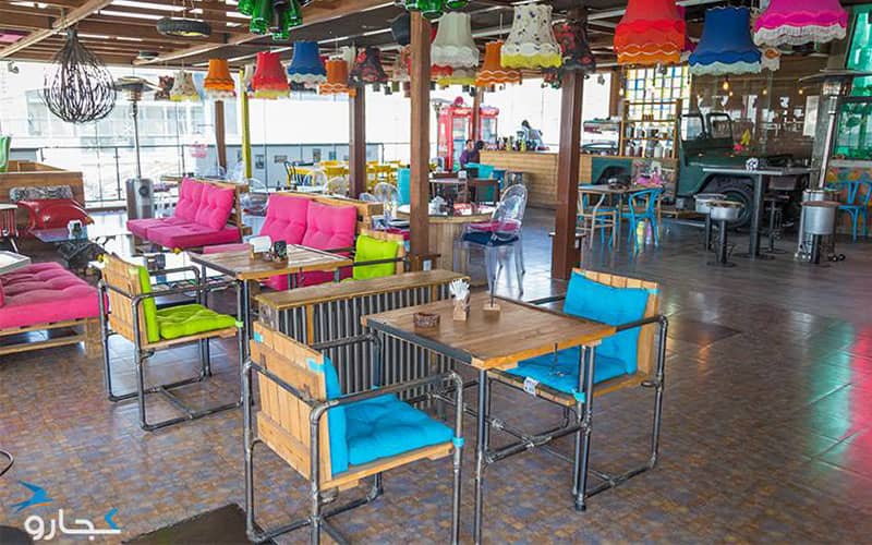 رستورانی بزرگی با آباژورها و صندلی های رنگارنگ
