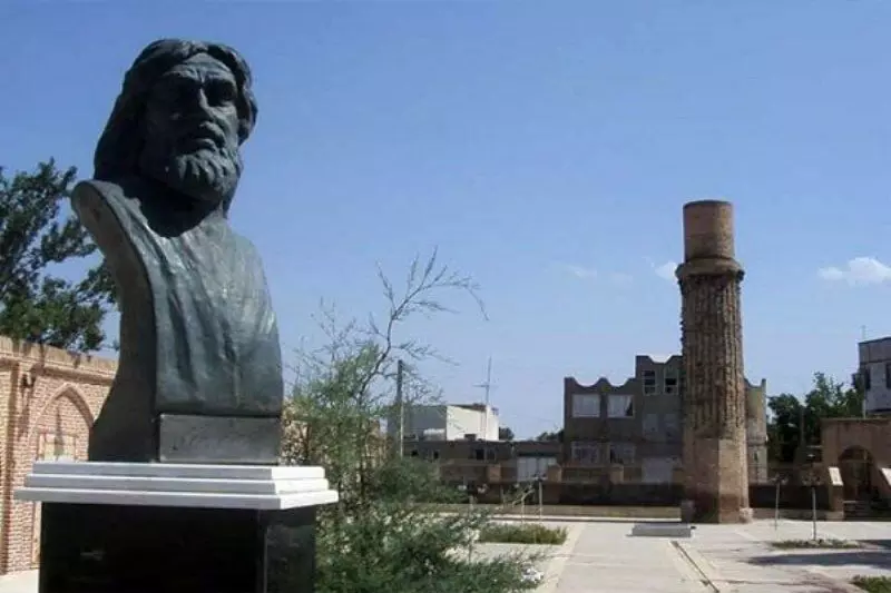 تندیس نیم تنه شمس تبریزی در کنار مقبره‌اش در شهر خوی