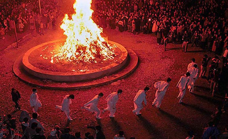 برگزاری جشن سده در کنار آتش توسط زرتشتیان