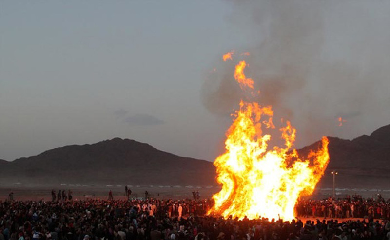 آتش بزرگ جشن سده در میان انبوه مردم محلی