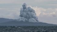 آتشفشان کراکاتائو در کشور اندونزی با دود فراوان