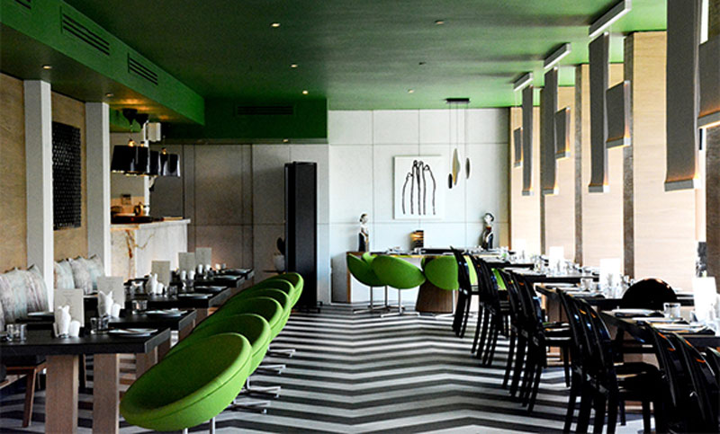 نمای داخلی از رستوران ماتسون لانژ با مبلمان سبز