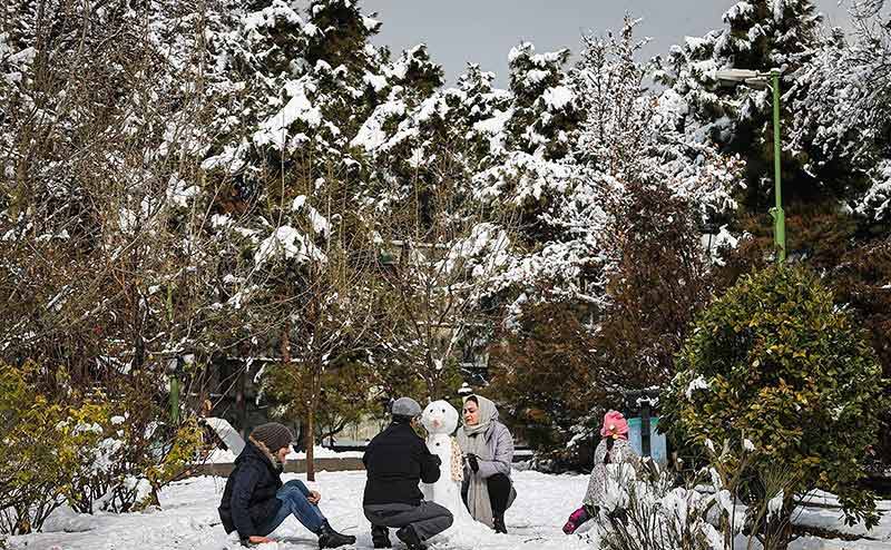 مردم در حال برف بازي در پارک ملت