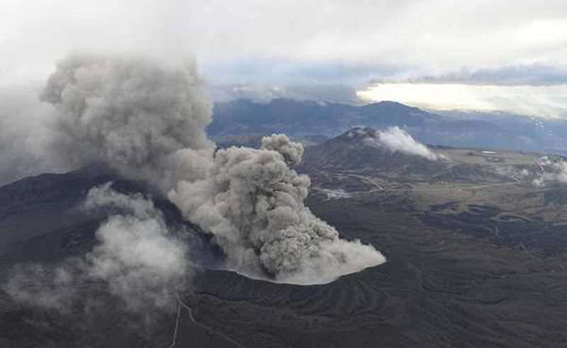 کوه آسو ژاپن با دود غلیظ آتشفشانی در دهانه کوه