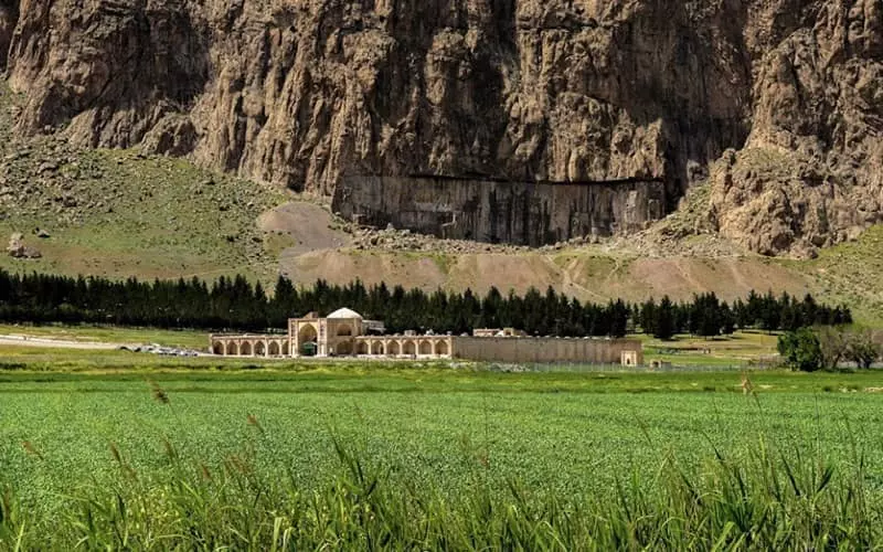 کاروانسرای شاه عباسی در کنار کوه بیستون