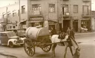 عامل پخش آب در خیابان لاله زار در سال ۱۳۳۰