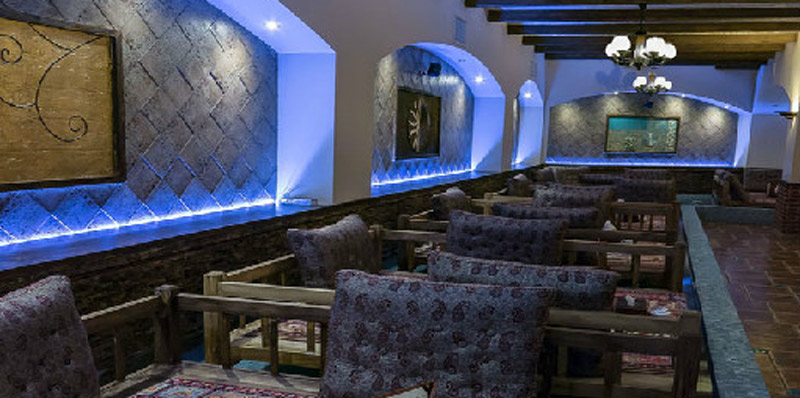 تخت های داخل رستوران سنتی عمارت تهرانپارس