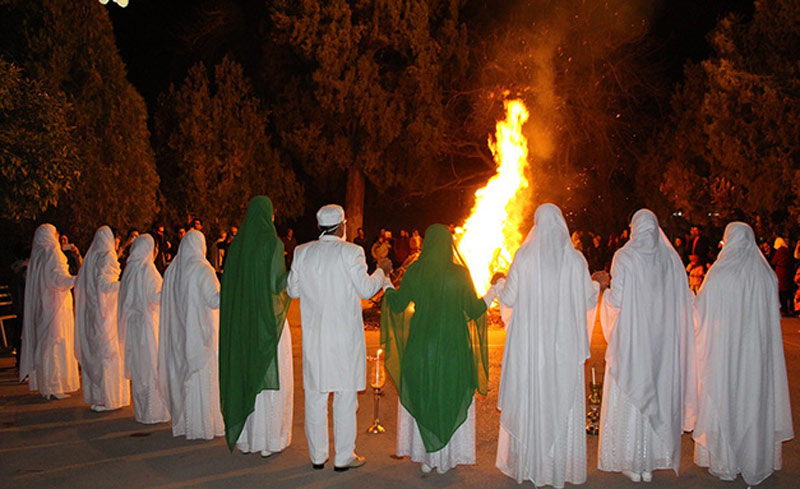 زنان و مردن سفید و سبزپوش در جشن سده