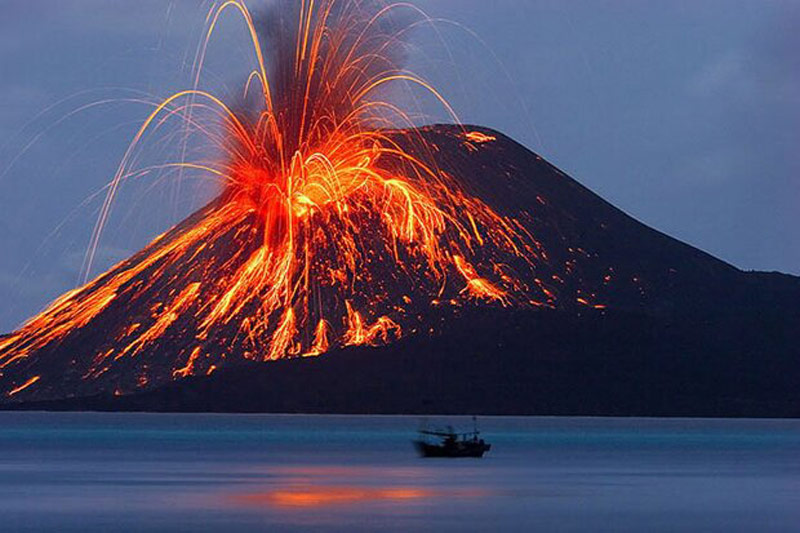 فوران آتشفشان در کنار دریا