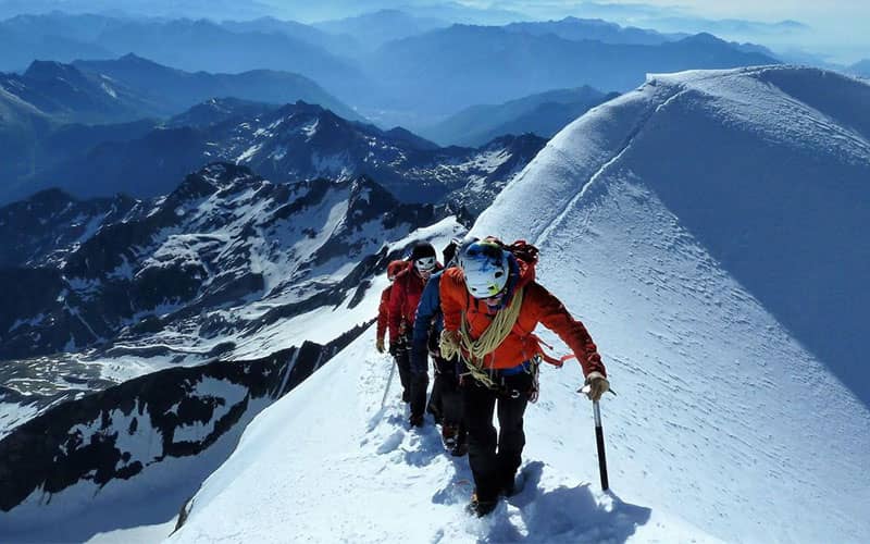 کوهنوردی روی قله کوه برفی