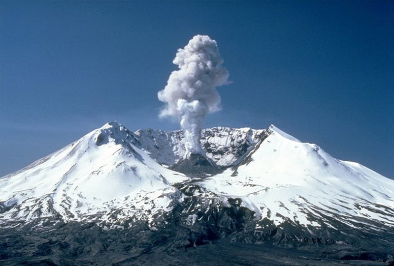 نمایی از کوه آتشفشانی در آمریکا با بخار غلیظ و دود