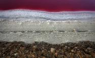 ترکیب زیبای شن و ماسه، نمک و آب قرمز رنگ دریاچه مهارلو