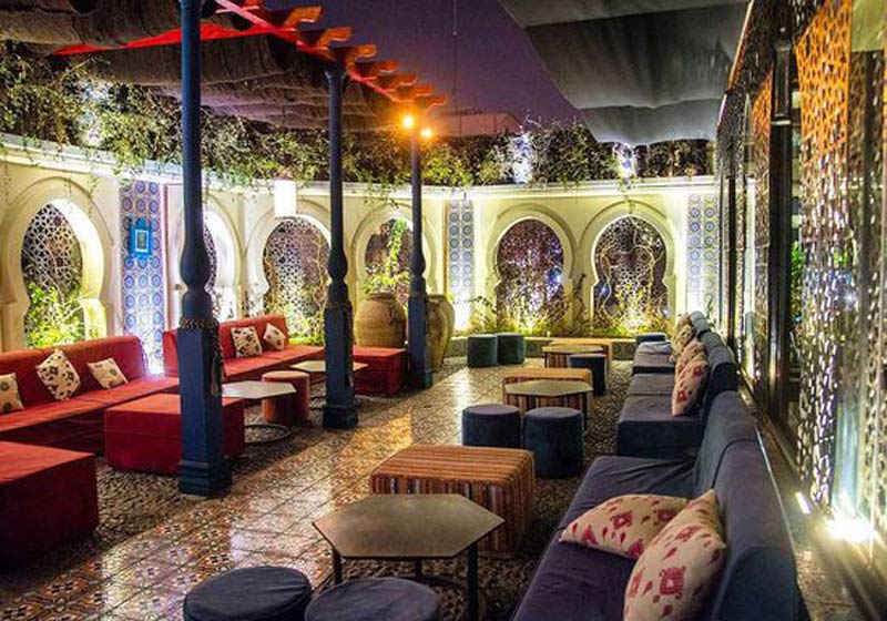 نمایی از داخل رستوران کوبابا با دکور زیبا