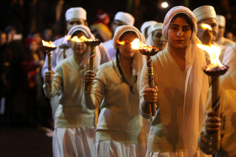 دختران سفیدپوش با مشعل روشن در جشن سده