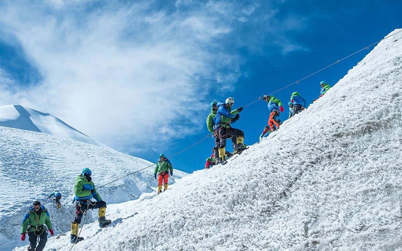 صعود گروهی از کوهنوردان به قله ای برفی