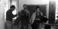 فروغ فرخزاد در حال فیلمبرداری فیلم خانه سیاه است