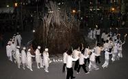 زرتشتیان کرمان در حال برگزاری جشن سده با لباس های سفید