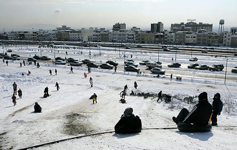 مردم مشغول برف بازی در پارک پردیسان