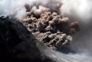 دود و خاکستر انبوه از فوران آتشفشان اندونزی