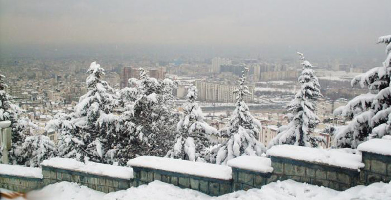چشم انداز شهر تهران پوشیده از برف از پارک پرواز