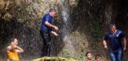 آب بازی گردشگران در آبشار آسیاب خرابه